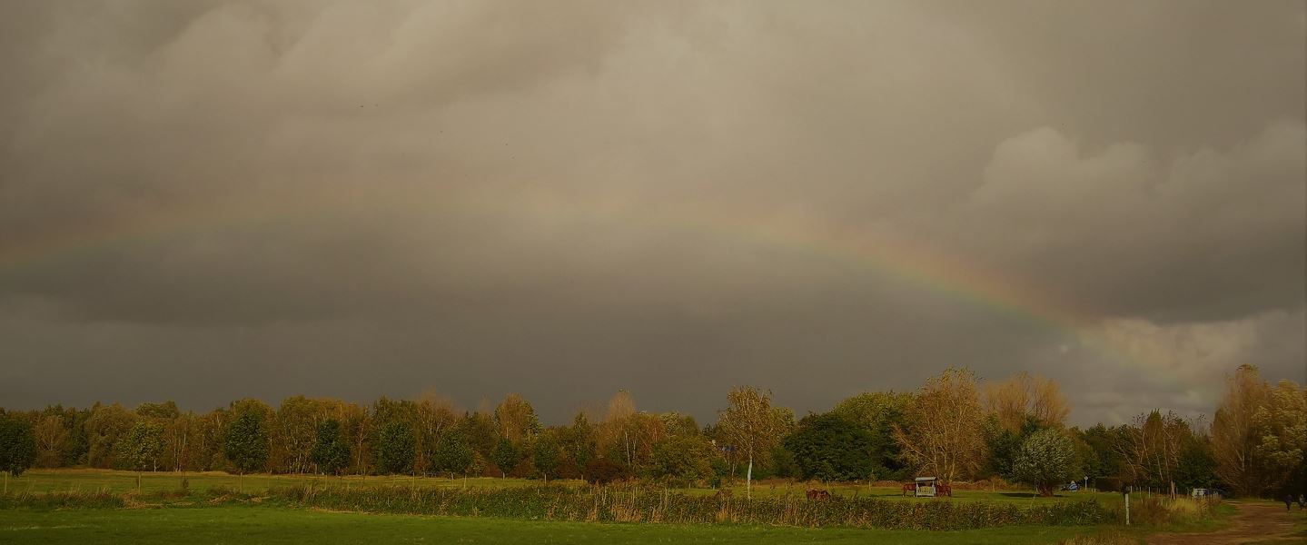 Regenbogen vor dramatischem Himmel