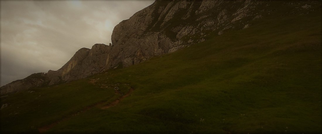 Pfad in den Bergen. Bedeckter Himmel