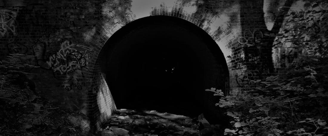 Dunkler Tunneleingang