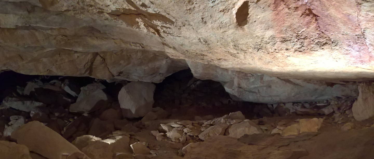 beleuchtete Höhle